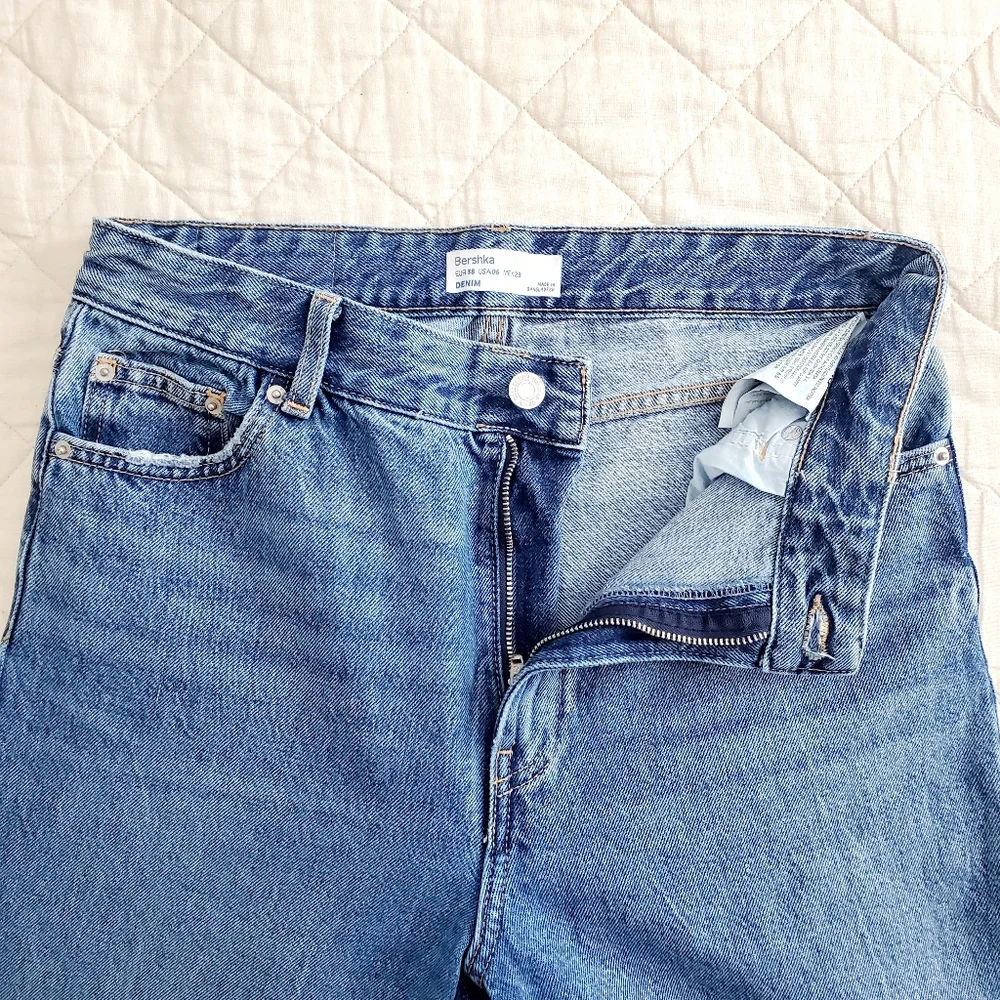 Bershka High Waist Straight Leg Dad Jeans in Medium Blue - Picture 6 of 8